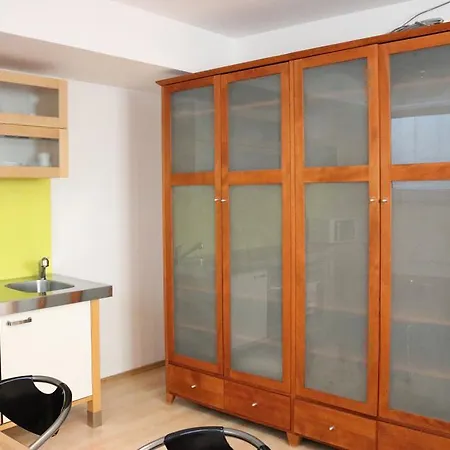 Grosszugige Souterrainzimmer *