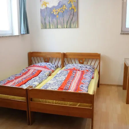 Grosszugige Souterrainzimmer Apartment