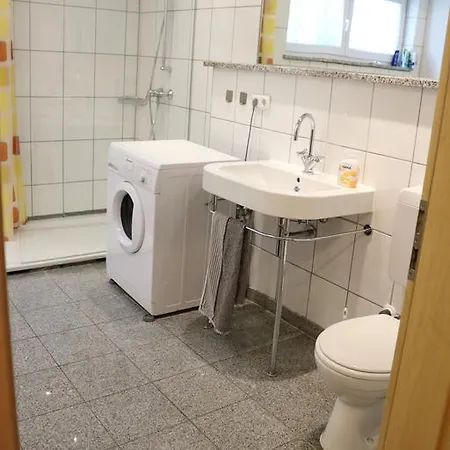 Grosszugige Souterrainzimmer *