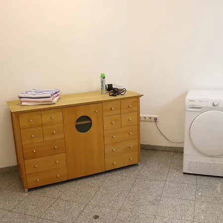 Grosszugige Souterrainzimmer