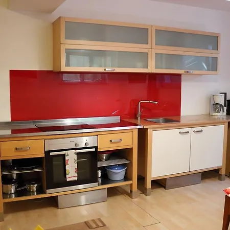 Grosszugige Souterrainzimmer Apartment